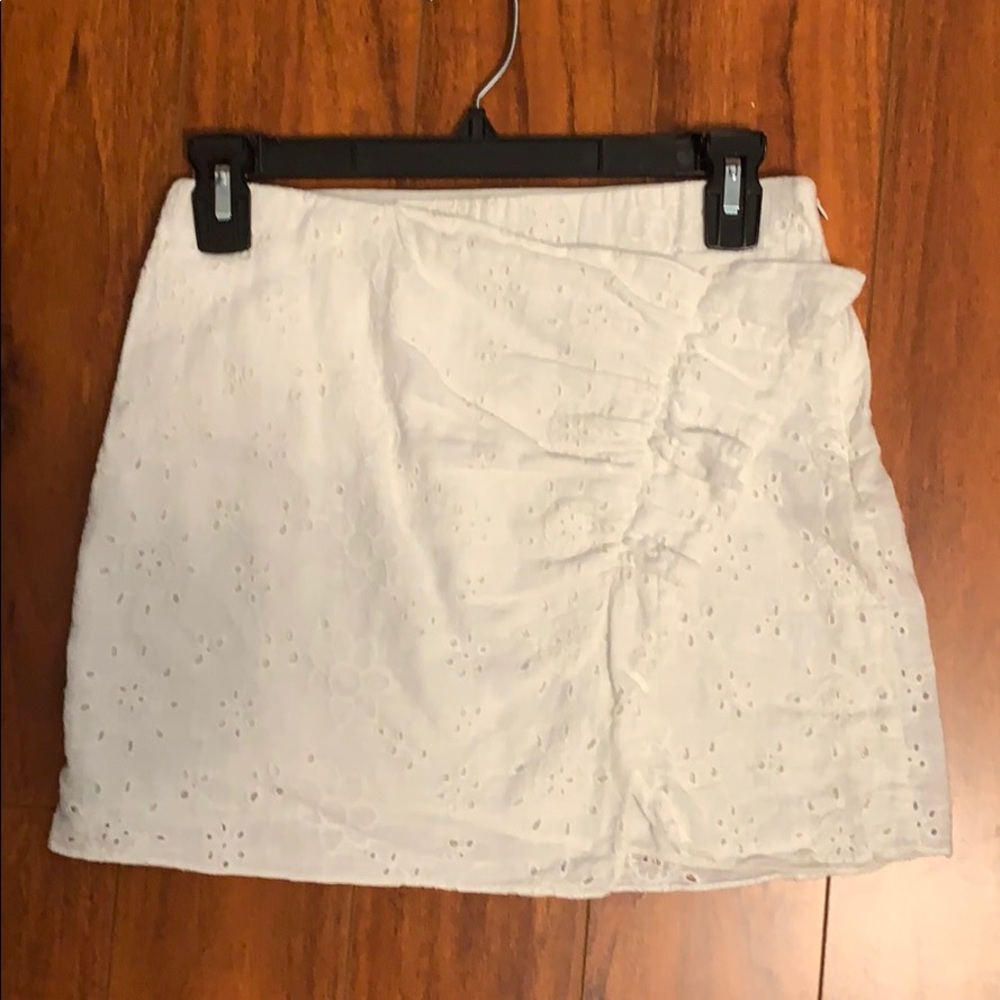 ZARA WHITE EYELET SKIRT WITH ZIP SIZE SMALL